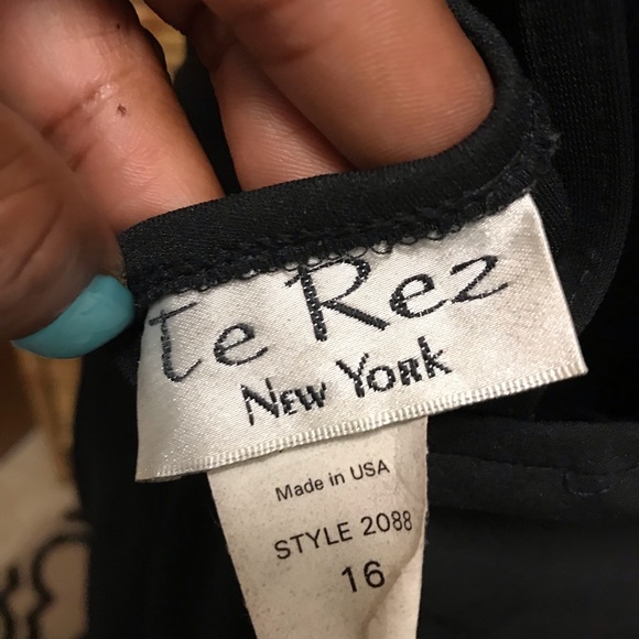 Black gown with beaded detail - Picture 6 of 6